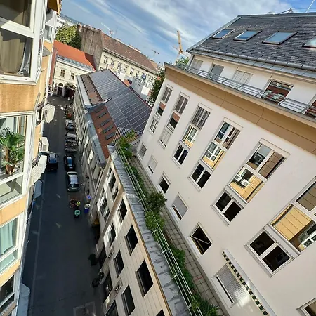 Spacious Soho Gem - Center - Free Parking Appartement *