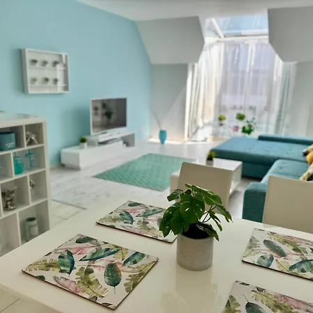 Spacious Soho Gem - Center - Free Parking Apartment
