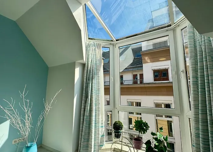 Spacious Soho Gem - Center - Free Parking شقة *