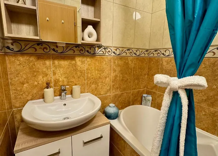 Spacious Soho Gem - Center - Free Parking *