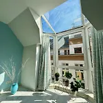 Spacious Soho Gem - Center - Free Parking Apartment *