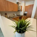 Spacious Soho Gem - Center - Free Parking Apartment