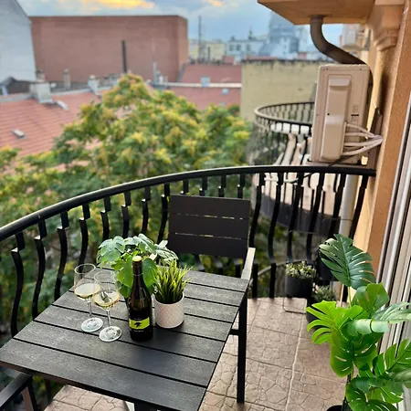 Spacious Soho Gem - Center - Free Parking Apartment Budapest